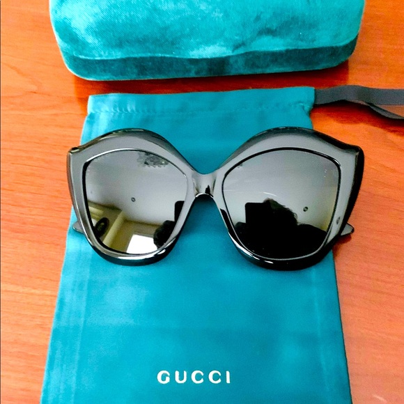 Gucci sunglasses large black frame black lenses green velvet case green pouch - Picture 2 of 12